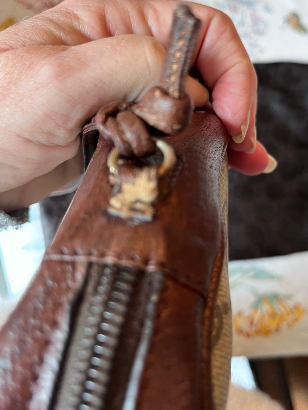Vintage Gucci Plus crossbody with monogram. Exterior and interior bag is clean. - Picture 13 of 16